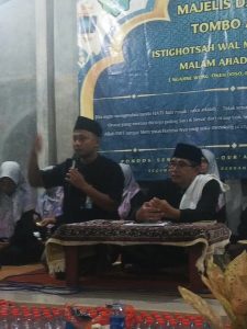 wakil dari BPJAMSOSTEK sedang memberikan sosialisasi mengenai program dari BPJAMSOSTEK