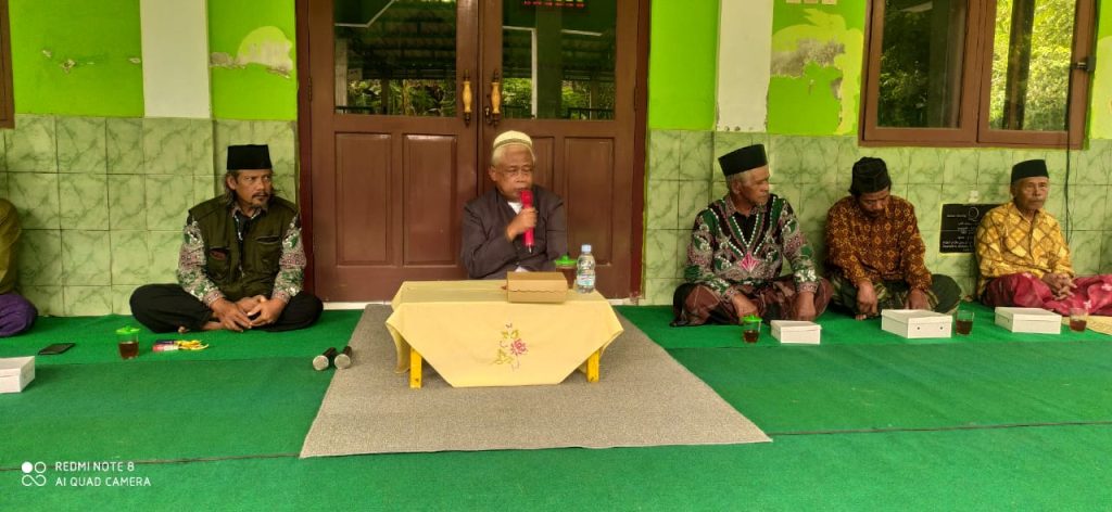 KH. Tamim Barmawi dari Kalasan menyampaikan Mauidhoh Hasanah